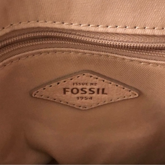 EUC Fossil | Preston Flap Expandable Crossbody | Blush Pink - Picture 10 of 11